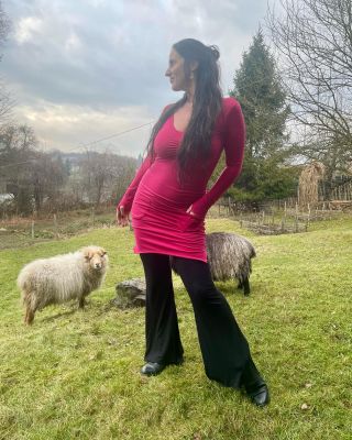 Šaty DIVANA z merina 🐑 v malinové barvě!! Tyto navíc z dvojité látky, čili hřejí dvojnásobně a zároveň krásně hladí tělo....